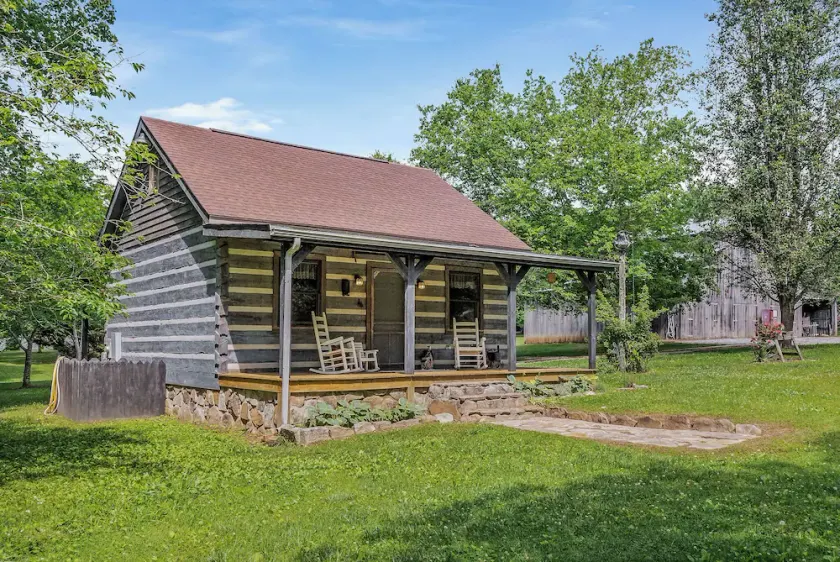 Charming 2 Bedroom Cabin in Nature with Antique Furnishings, Fire Pit, and More! - Image 1