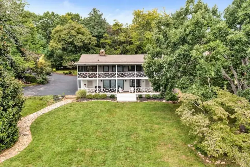 HICKORY COTTAGE - Lake front with wide water and mountain views - Image 1