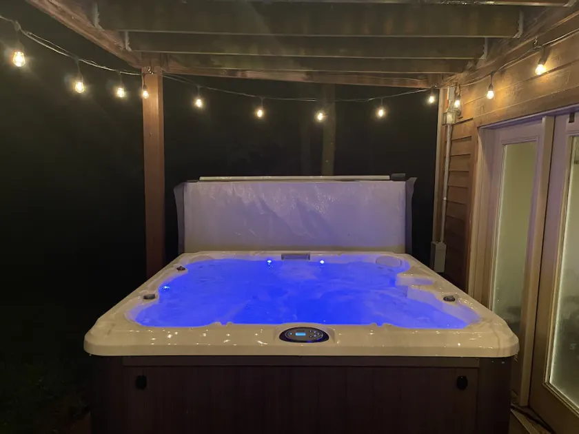 Gorgeous Lake Front home with hot tub - Image 1