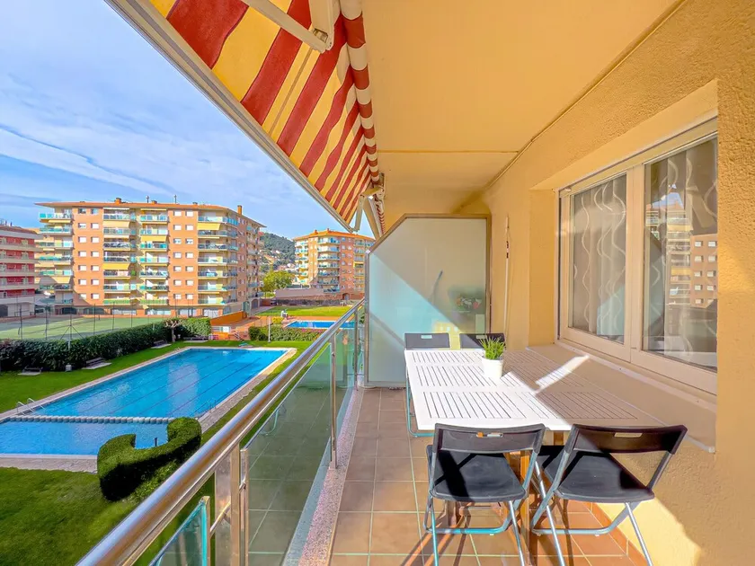 Apartment on the Paseo Marítimo 3 minutes from the beach, community pool, free Wi-Fi, excellent location, bars, restaurants and shops. Vivalidays Luis. - Image 1