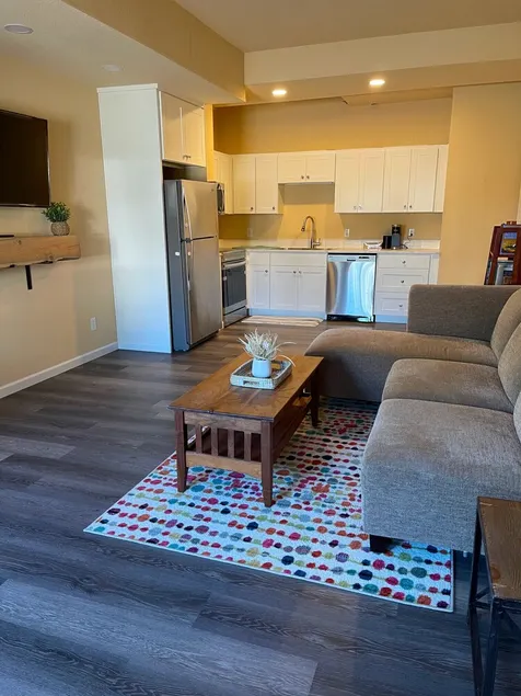 Cozy, pet friendly, 2 bedroom suite in S. Seattle - Image 1