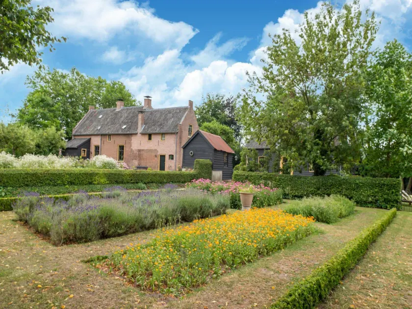 Mansion in Deil by River Linge - Image 1