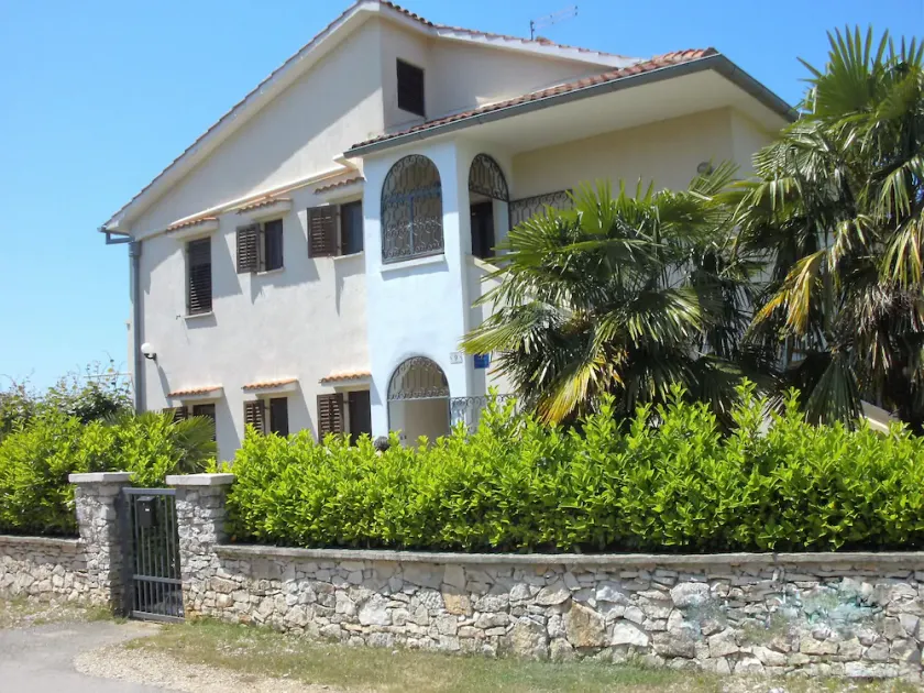 Spacious apartment with sea views and air conditioning - Image 1