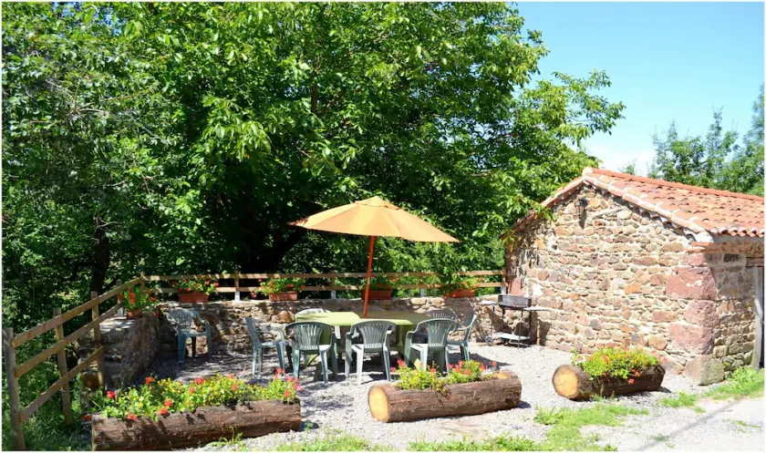 Cottage on the edge of the forest and near the gorges of the allier - Image 1