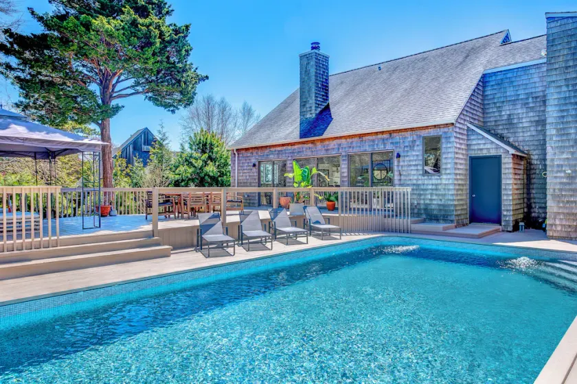 Sunny Hamptons Getaway With Pool - Image 1