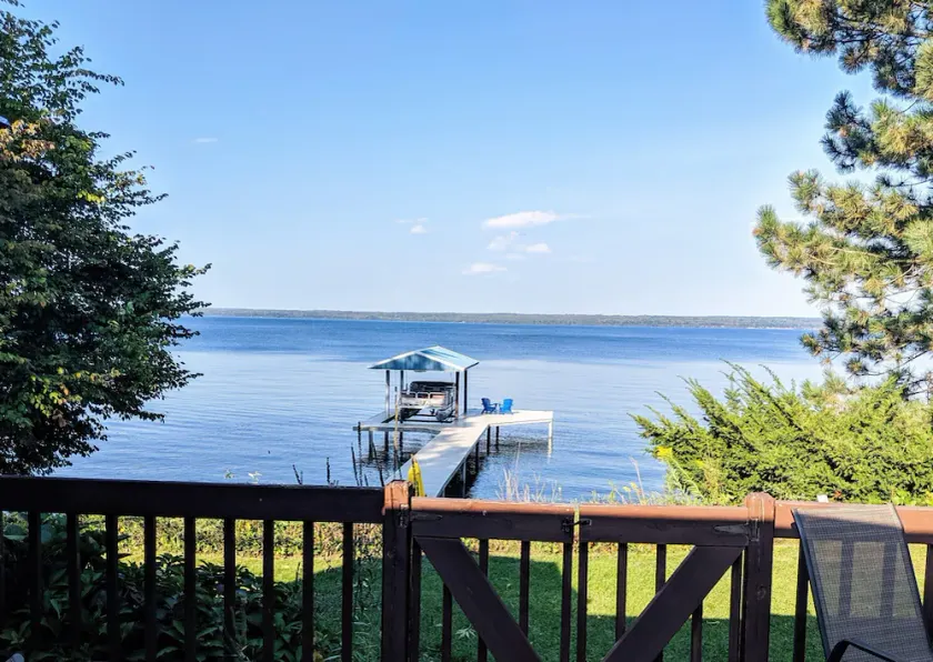 Beautiful house on the lake - Image 1
