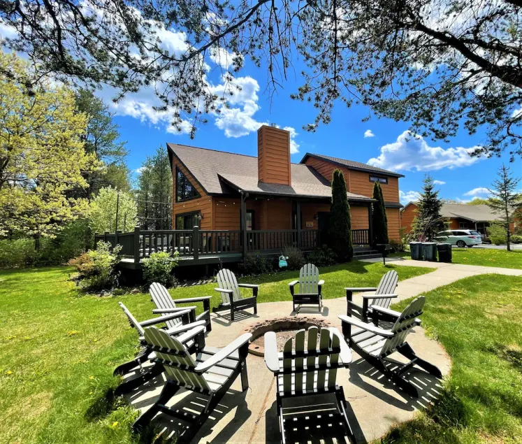 Red Oak Lodge im Spring Brook Resort | Zweistöckiges Chalet | Ideal für einen Familienurlaub - Image 1