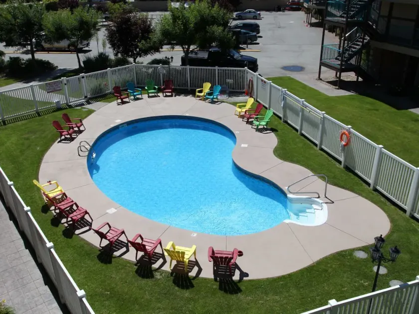 Executive Lakeshore Condo bordering the lake, the KVR trail and Lions Gardens. - Image 1
