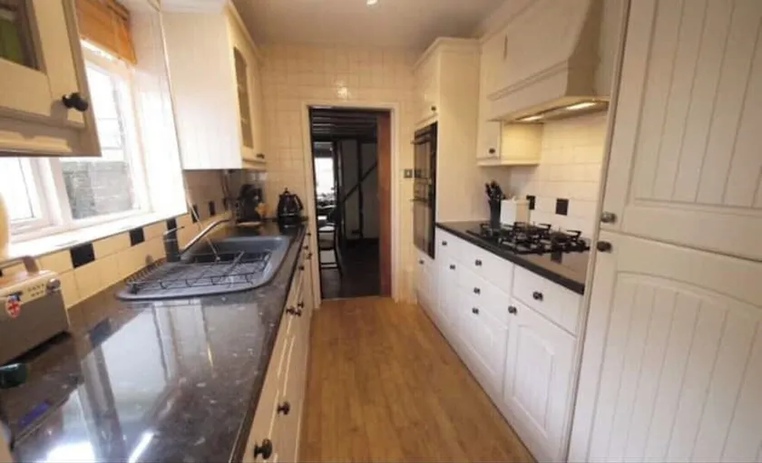 Cosy 3-Bedroom Character Cottage in Historic Waltham Cross - Image 1