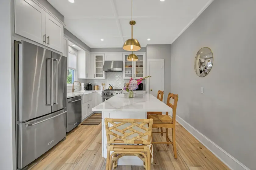 Beautifully renovated 2 Bedroom, 1st Floor apt -Greenport Village, Walk to town! - Image 1