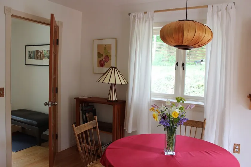 Suite soleggiata e tranquilla con patio indipendente vicino a Gange a Salt Spring Island. - Image 1