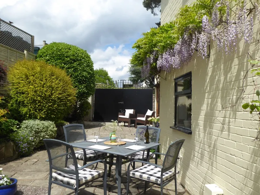 Luxury Self Catering Cottage in Historic Village Setting in the Forest of Dean - Image 1