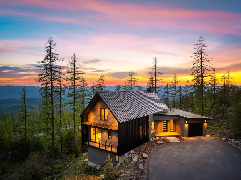 @HouseonGlacier - Modern Ski-in, Ski-Out Chalet with Private Hot Tub & View - Image 1