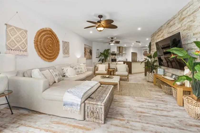3 Bedroom Oasis with Private Pool - Image 1