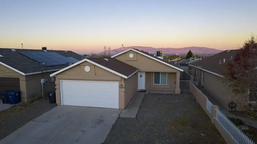 Newly renovated 3Bed 2Ba Family Home with Mountain View - Image 1