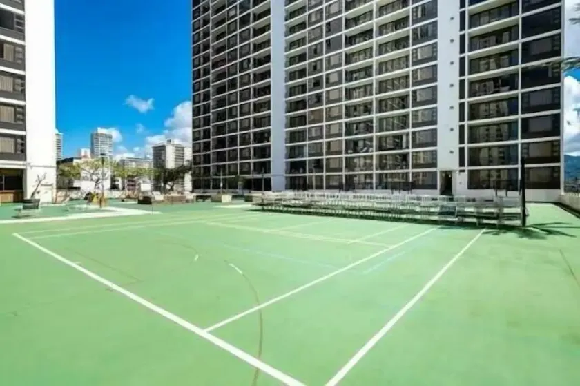 21st Floor Condo With View of Ko'olau Mountains and the Ala Wai Canal condo - Image 1