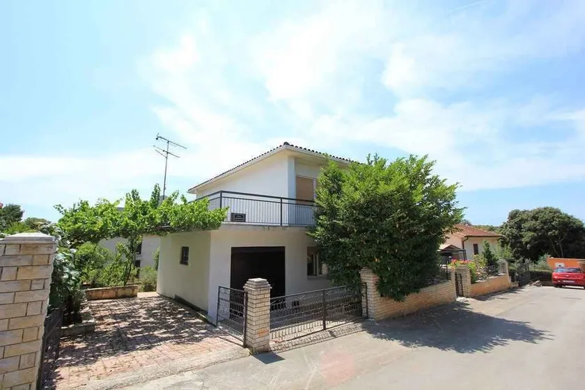Holiday home with garden and barbecue near the beach - Image 1