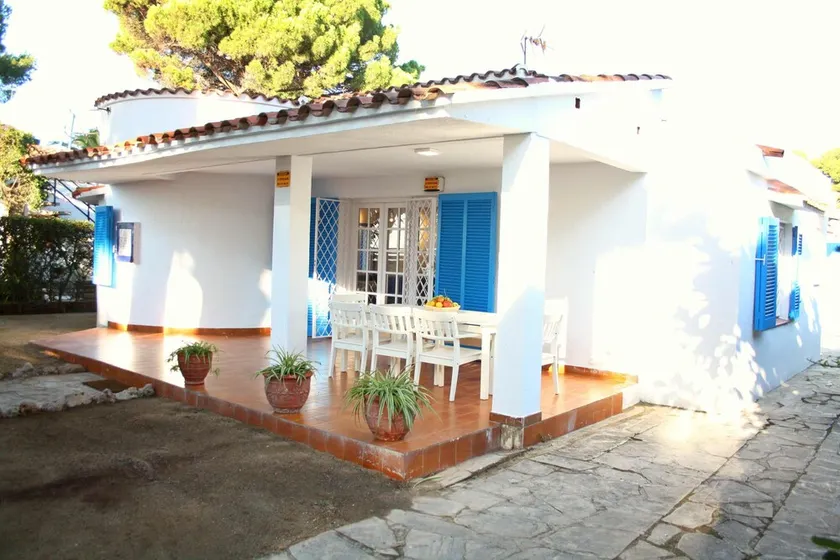 Superb seafront villa - Image 1