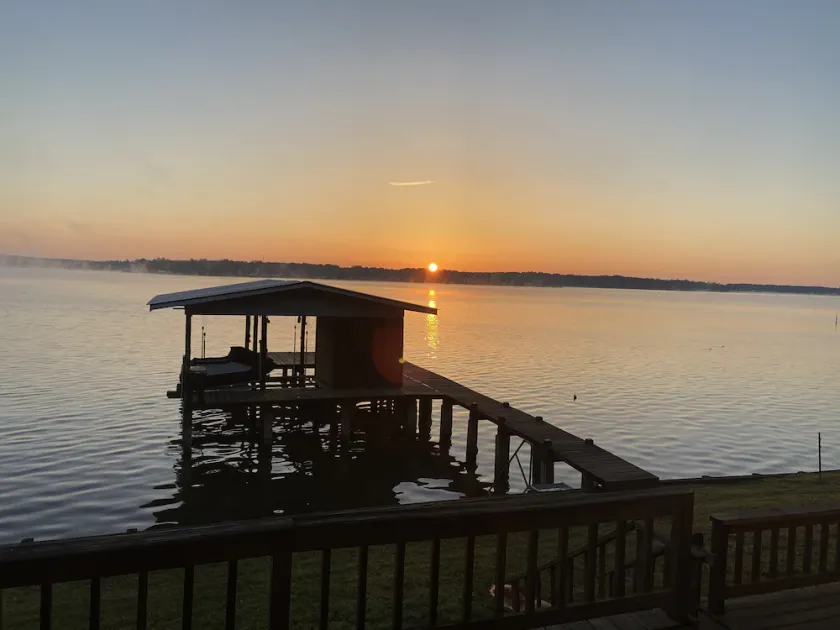 Quiet Lakefront!  Kayak, sup, Lilypad, game room! Pet friendly! - Image 1