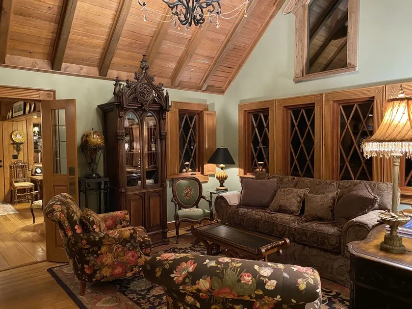 Luxury English Cottage: Mountain Views, Exquisite Decor, Farm Animals - Image 1