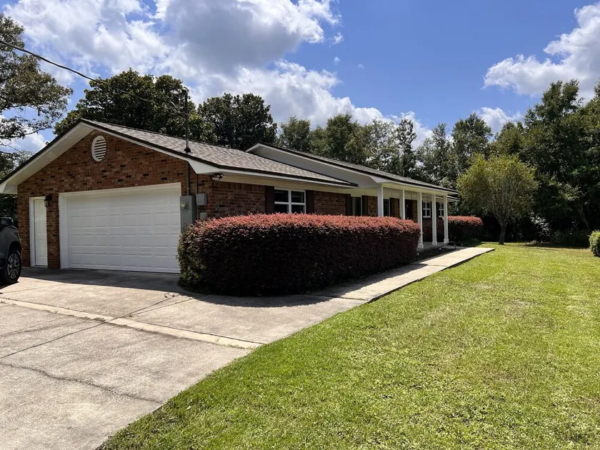 Private 3 Bed, 2 Bath Home on 1 Acre with a Fireplace - Image 1