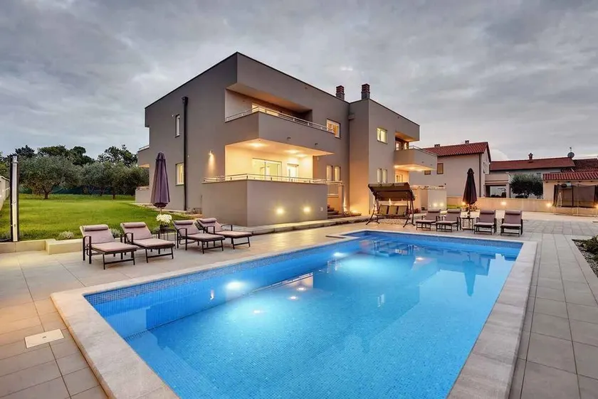 Villa with pool, gym and sauna - Image 1