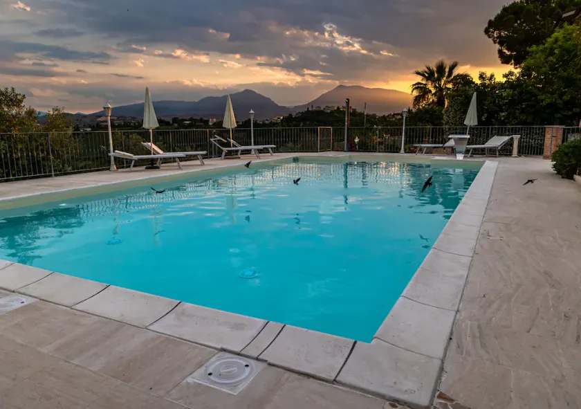 MORADIA PANORÂMICA NO MONTE COM PISCINA DE ÁGUA DO MAR - Image 1