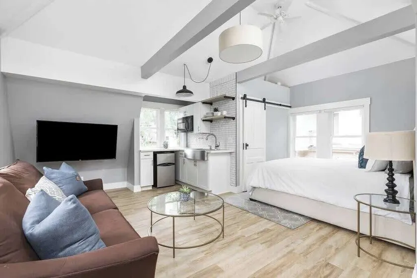 Midtown Modern Carriage Home Near Top Attractions Family Friendly - Image 1