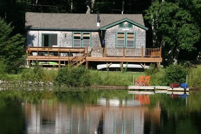 Saint George Lake, Charme Waterfront Cottage - Image 1