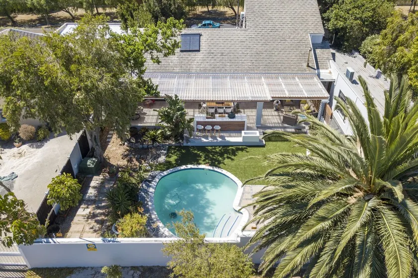 Villa Sauvignon – Modern Home with Heated Pool, Outdoor Kitchen & Mountain Views - Image 1
