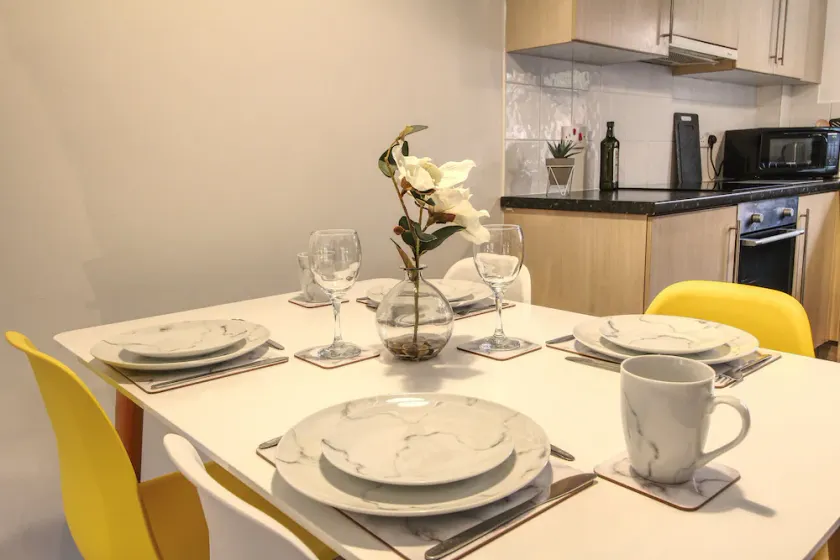 Modern city centre Apartment + free parking - Image 1
