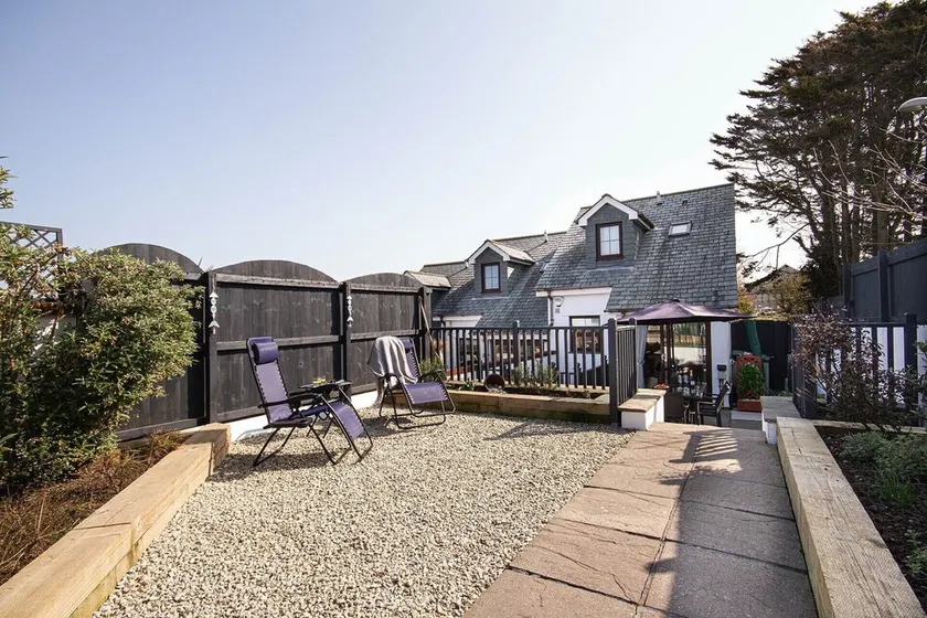 Flip Flops - Three Bedroom Cottage, Sleeps 6 - Image 1