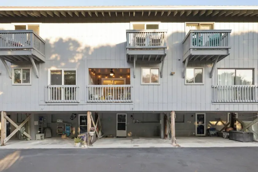 Oceanside Condo Complex- Pine Knoll Shores- Steps to Beach & Pool - Image 1