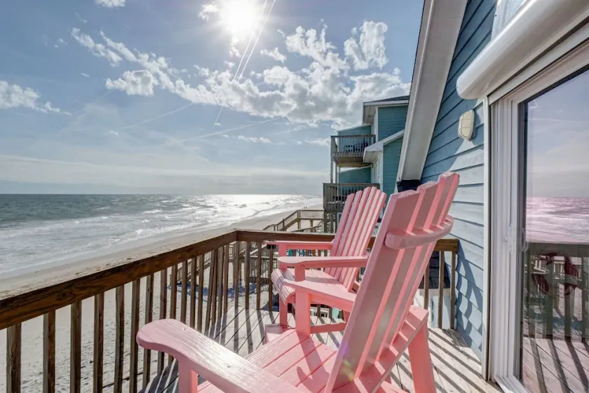 Oceanfront Island Retreat, Viste dal divano e sul ponte! - Image 1