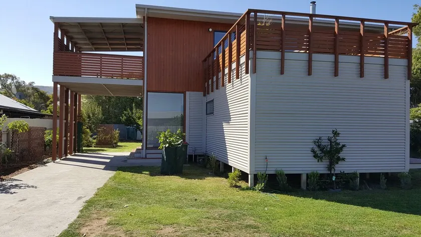 Casa moderna, com vistas fabulosas e horta, todos perto da praia. - Image 1