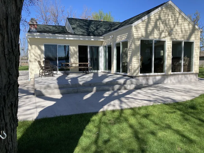 EAA Rental Available - Gorgeous Water Front Property - 25 min from EAA - Image 1