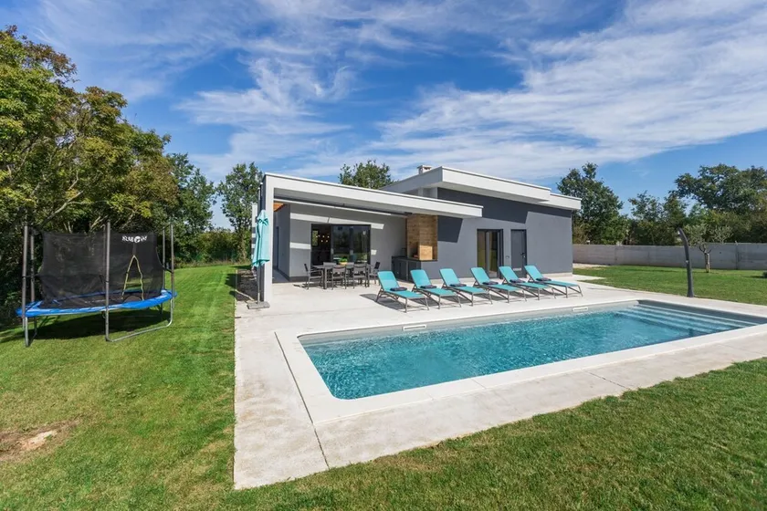 Luxury brand new villa with pool - Image 1
