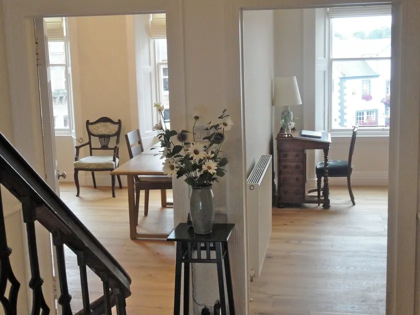 Lovely Townhouse with garden overlooking the Square sleeps 2-5+ comfortably - Image 1