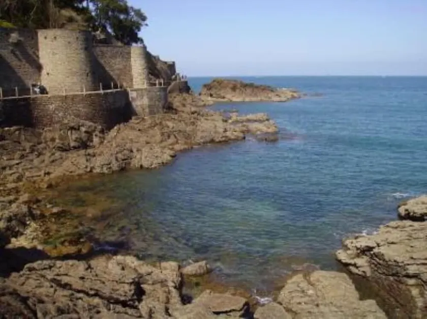 LAVENDER Cottage in DINARD facing St-MALO, scented GARDEN, 2 steps BEACH, shops - Image 1