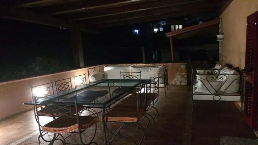 Lindo apartamento com grande terraço a 100 metros do centro da vila - Image 1