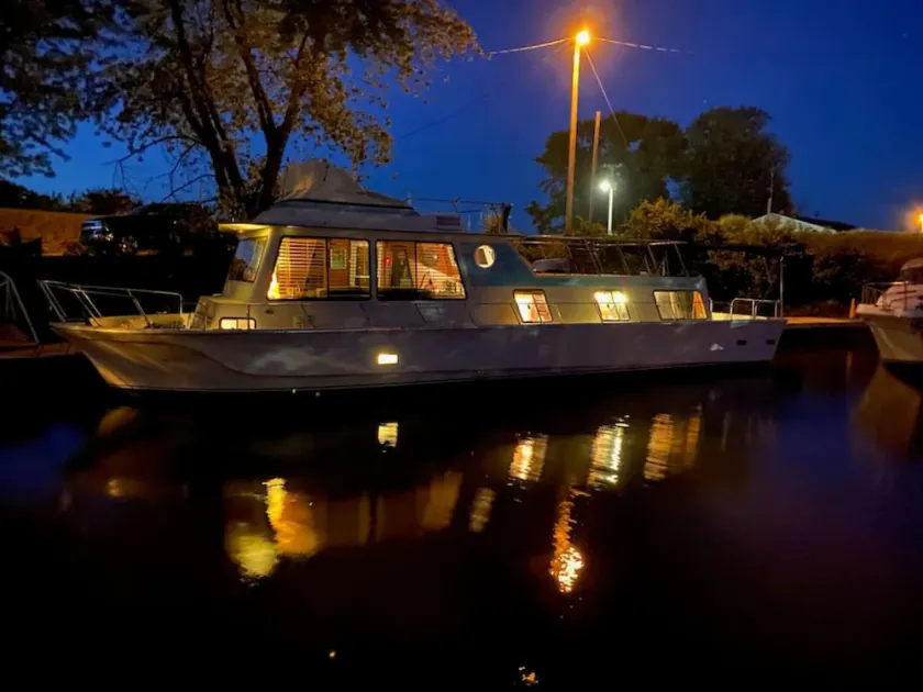 The \"Lily Pad\" Boatel Houseboat - Image 1