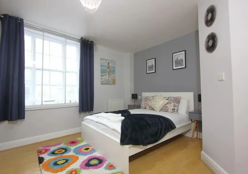 Lovely 2 Bed 2 Bath Flat & Parking by CozyNest - Image 1