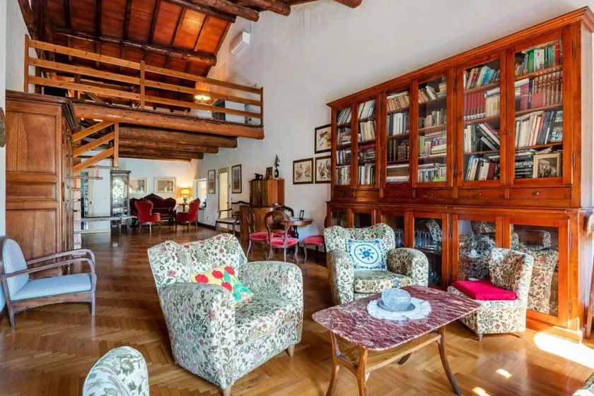 GuestHost - This apartment is located on the top floor of a country villaCharacterized by large spaces including an inviting very bright living room thanks to large windows, a kitchen and a large bedroom accessible via a spiral staircaseAmong the common  - Image 1