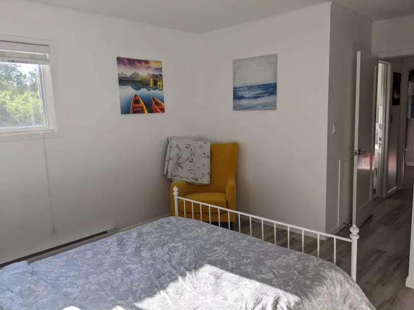 Spacious 3 Bedroom Cabin by the lake Sleeps 6 - Image 1