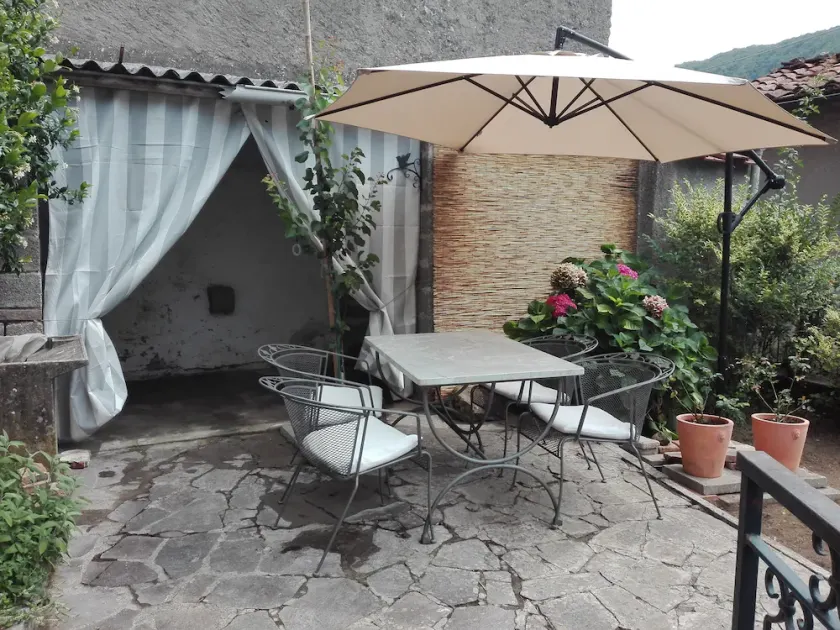 Typisches Dorfhaus mit Garten und Veranda in einem alten Dorf - Image 1
