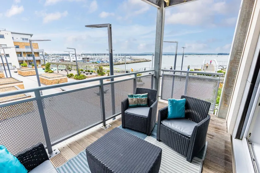 Harbourside Retreat - Spacious Balcony with Harbour Views - Image 1