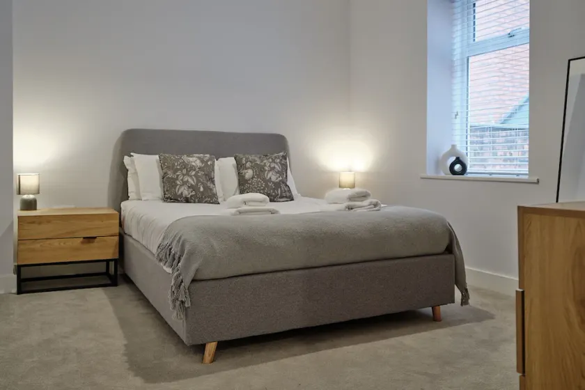 Appartement-Large-Salle de bain privée-Vue sur Rue - Image 1