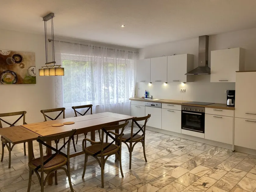 Very spacious 3-room apartment with terrace, garden, parking space - Image 1