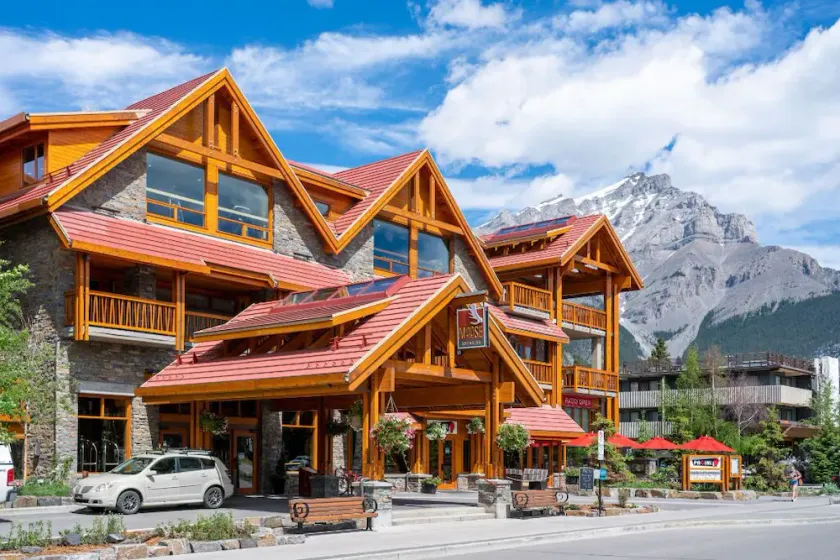 Banff Getaway with Unique Decor/Hot Pools On-Site - Image 1