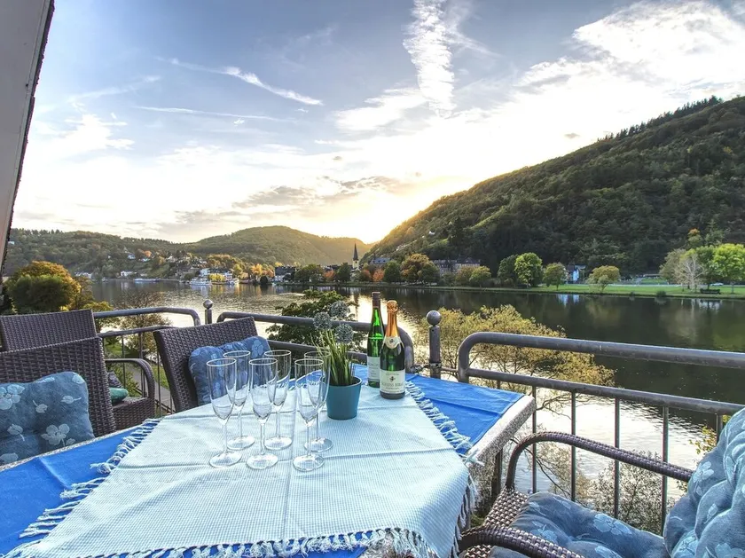 Apartment with balcony directly on the banks and with a view of the Moselle - Image 1